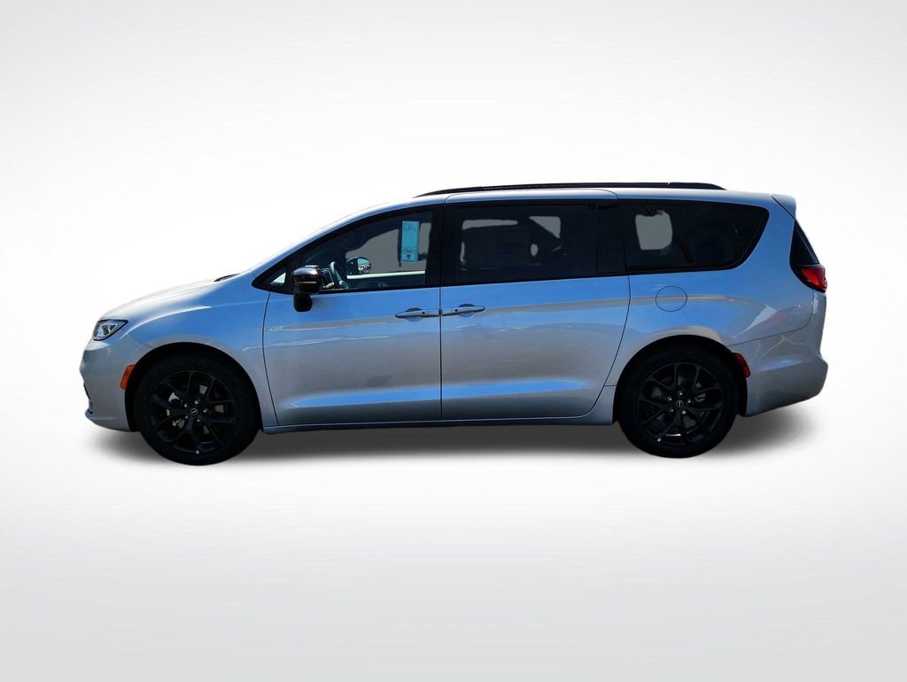 New 2026 Chrysler Pacifica Limited w/ Uconnect Theater Family Group image 4