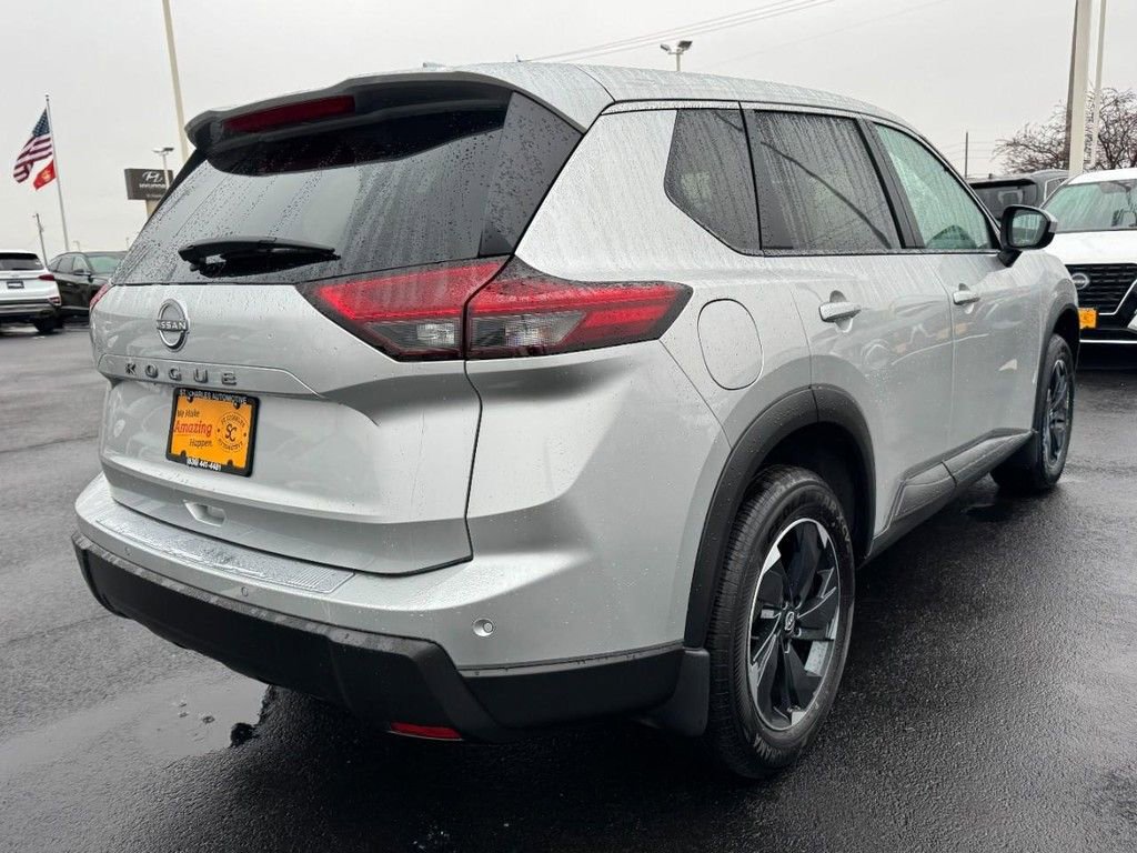 Used 2025 Nissan Rogue SV image 3