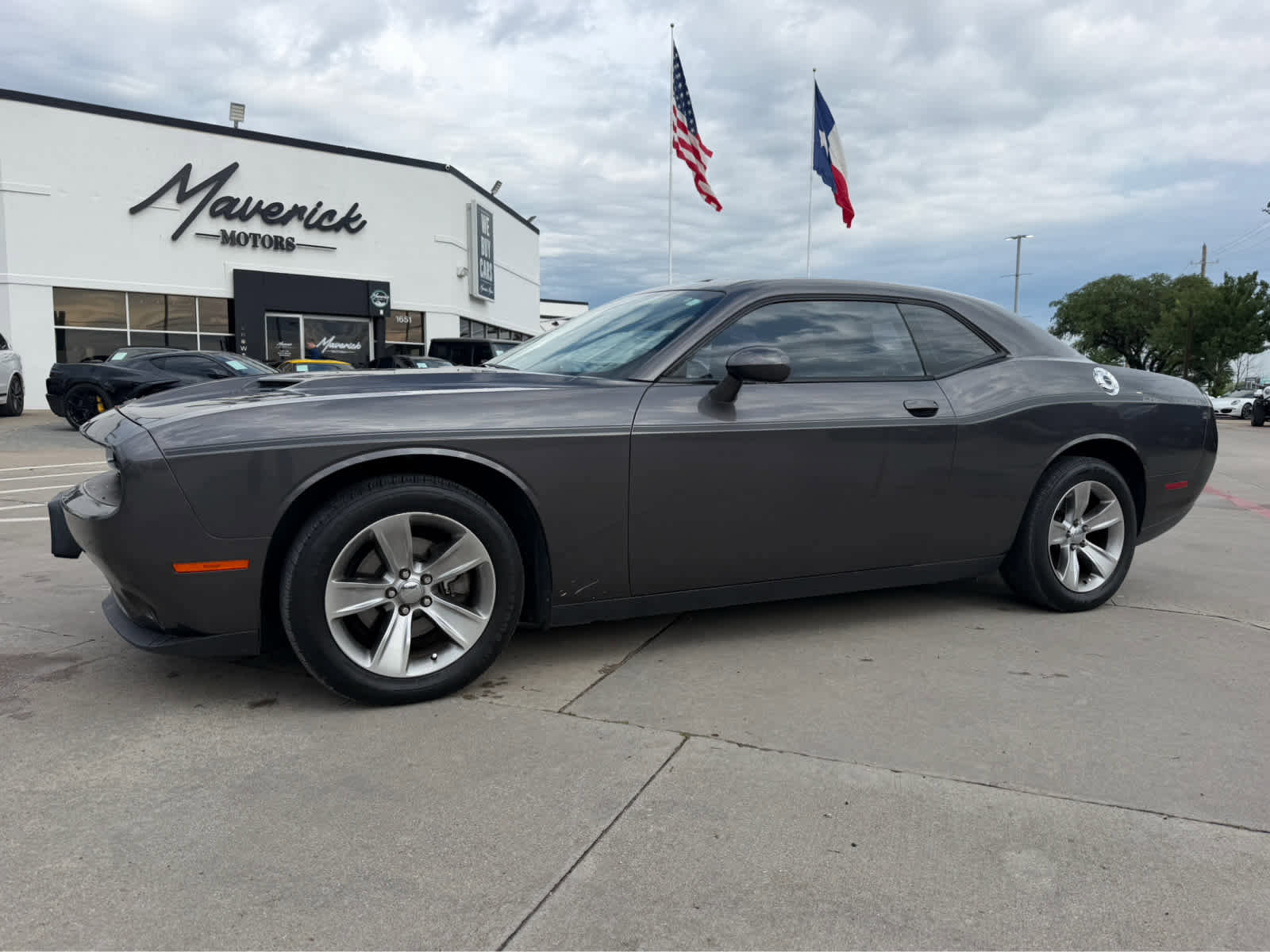 Used 2015 Dodge Challenger SXT RWD image 1