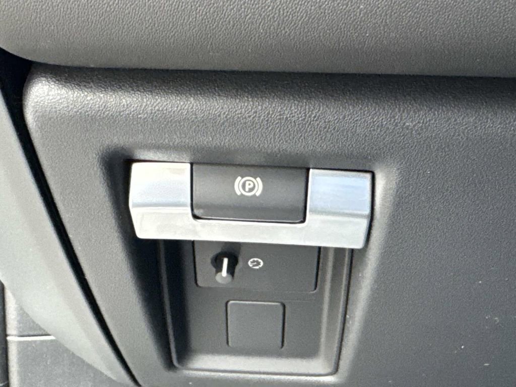 New 2026 Land Rover Defender 130 X-Dynamic SE image 31