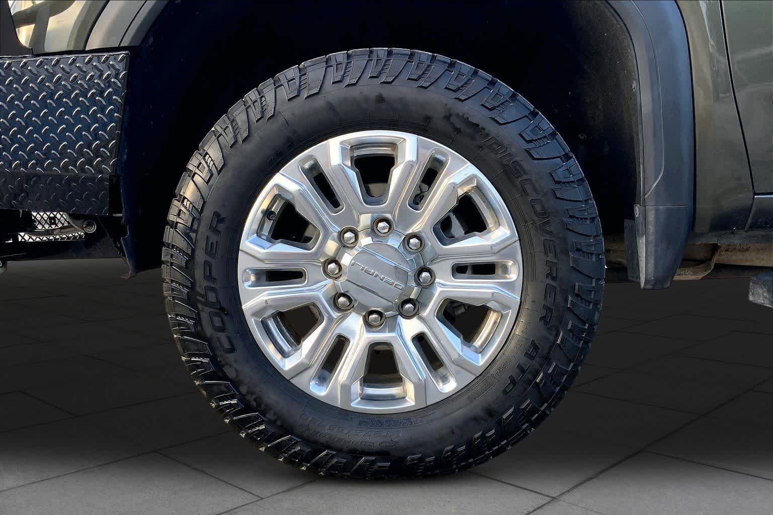 Used 2022 GMC Sierra 3500 Denali w/ Technology Package AWD/4WD image 11
