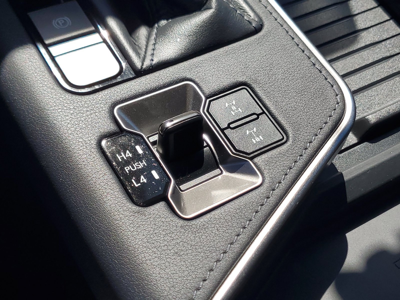 Used 2026 Lexus GX 550 w/ Accessory Package (32) AWD/4WD image 32