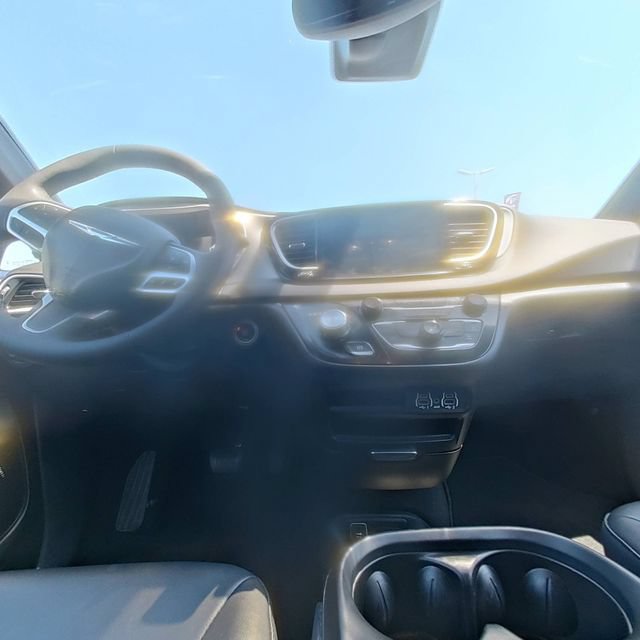 Used 2025 Chrysler Pacifica Select FWD image 28