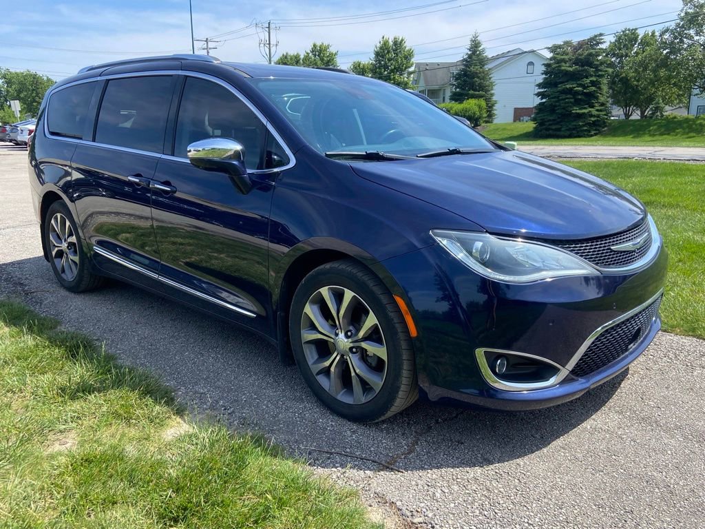Used 2019 Chrysler Pacifica Limited w/ Tire & Wheel Group FWD image 7