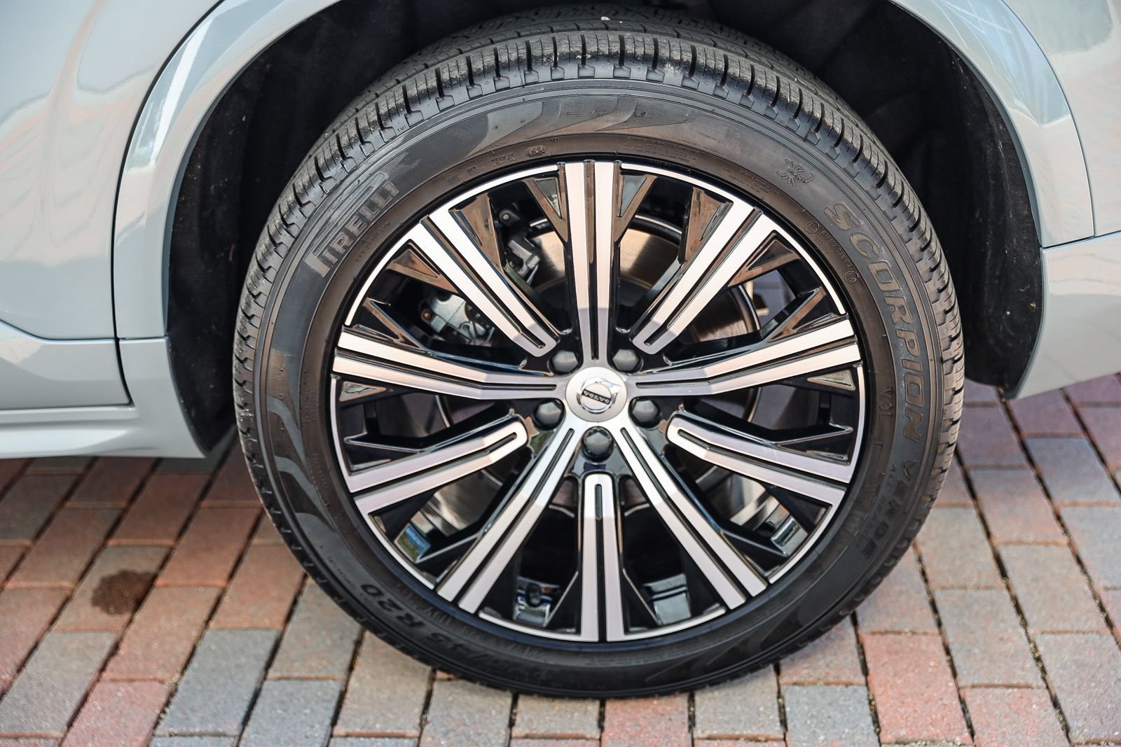 Used 2025 Volvo XC90 B5 Core w/ Protection Package Premier AWD/4WD image 10