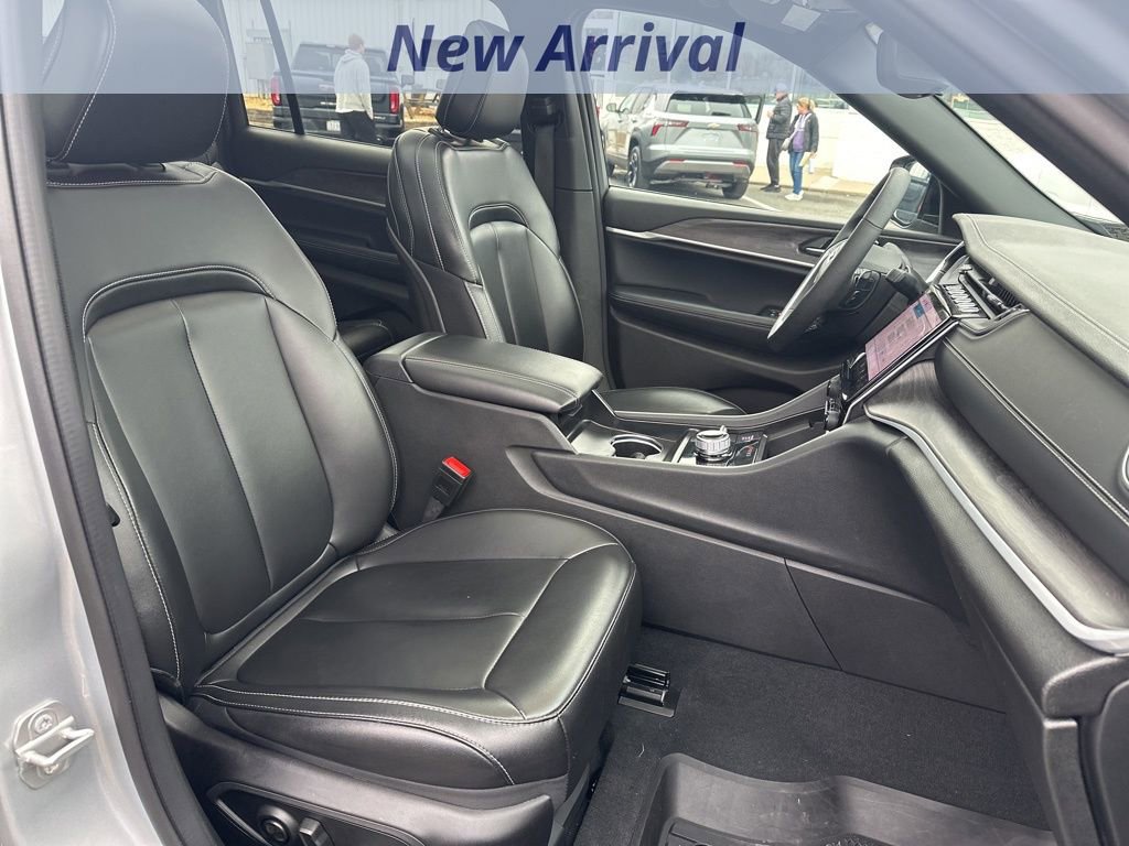 Used 2024 Jeep Grand Cherokee L Limited w/ Black Appearance Package image 9