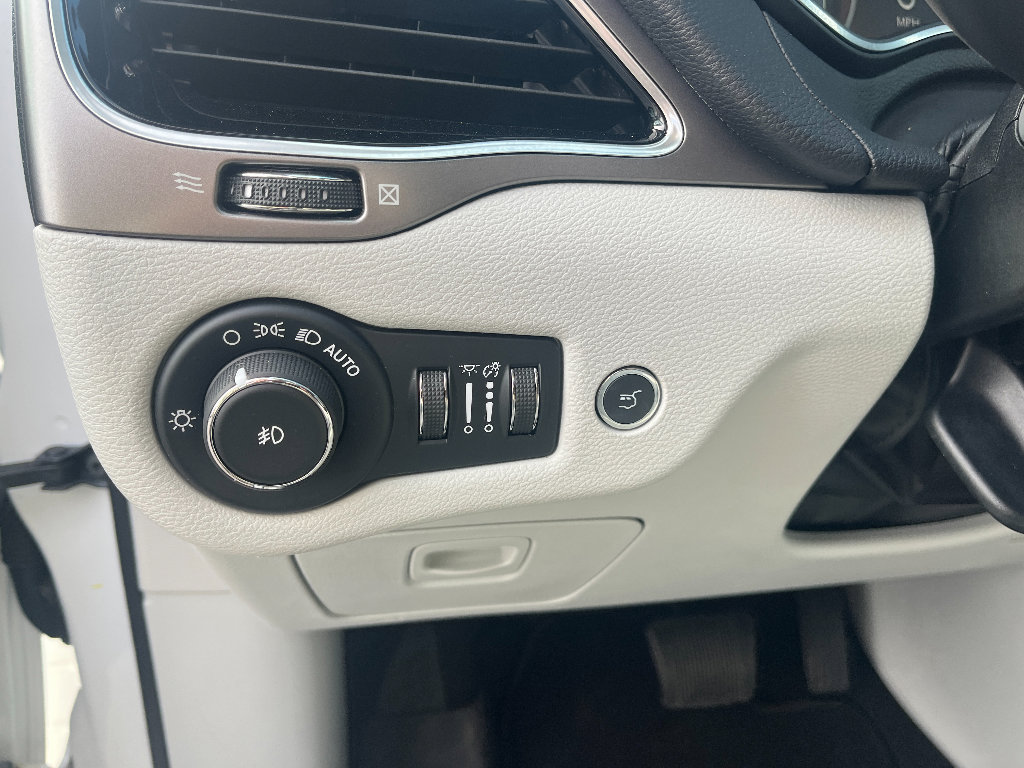 Used 2020 Jeep Cherokee Limited w/ Luxury Group AWD/4WD image 32