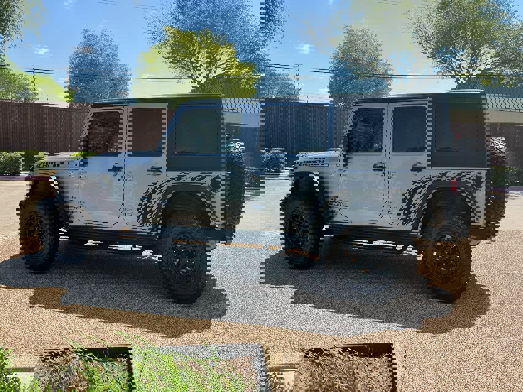 Used 2016 Jeep Wrangler Unlimited Rubicon w/ Connectivity Group image 10