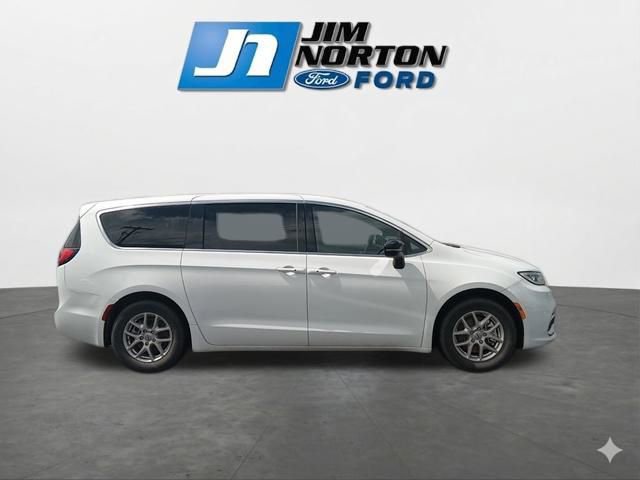 Used 2025 Chrysler Pacifica Select image 12
