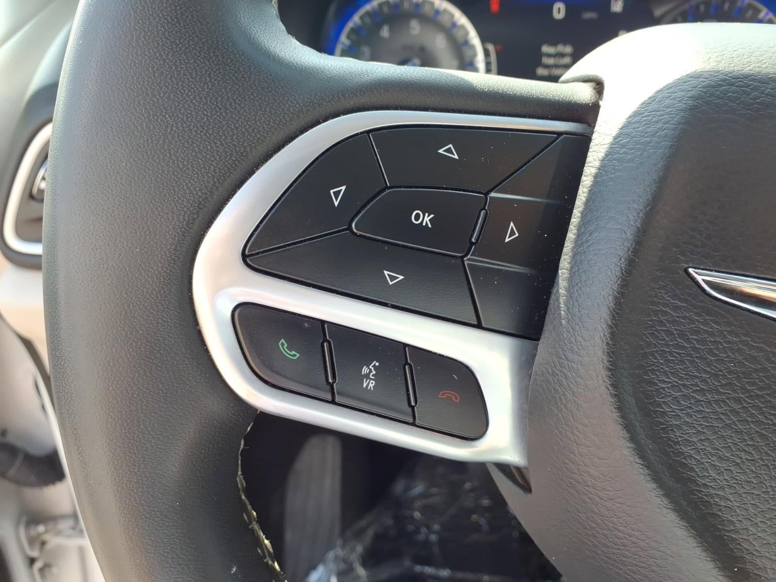 Used 2023 Chrysler Pacifica Touring-L image 7