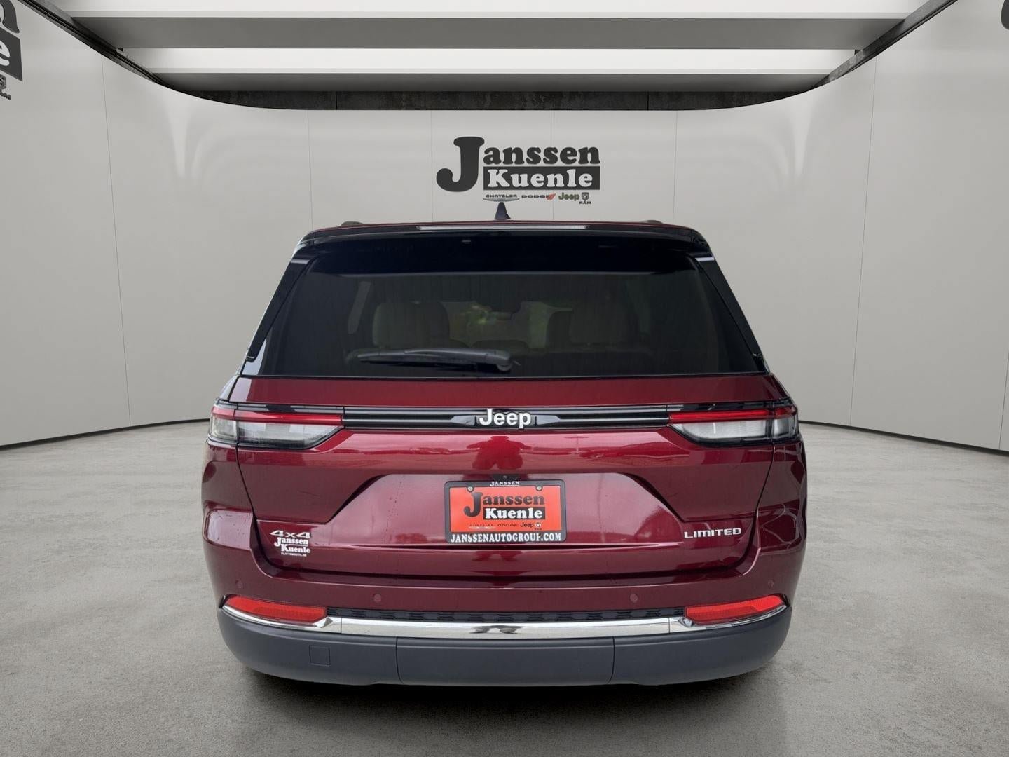 Used 2025 Jeep Grand Cherokee Limited AWD/4WD image 2