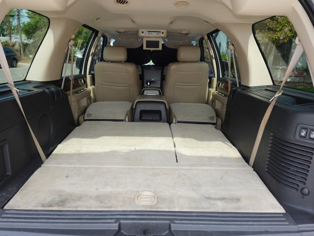 Used 2005 Lincoln Navigator Luxury image 28