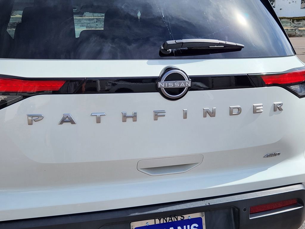 Used 2025 Nissan Pathfinder SV image 14