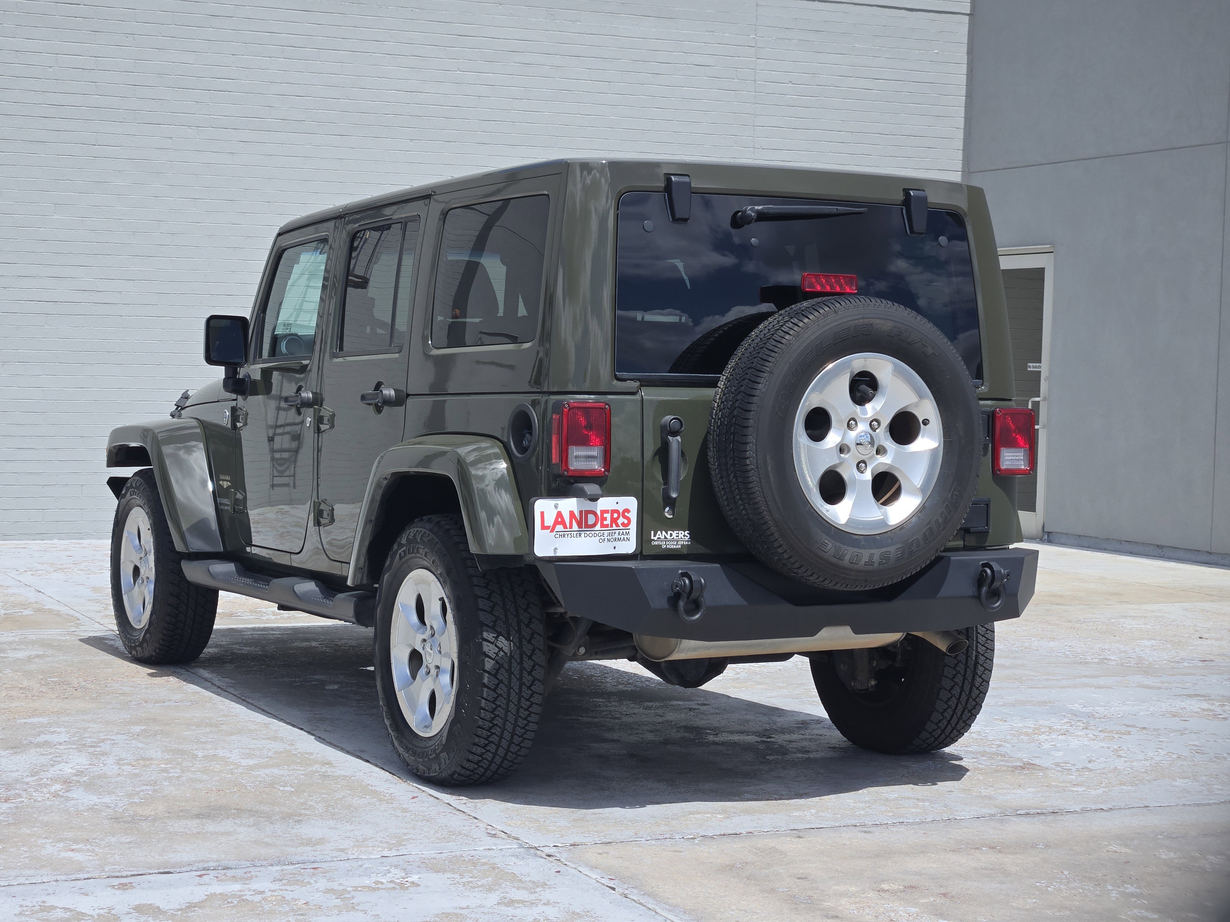 Used 2015 Jeep Wrangler Unlimited Sahara w/ Connectivity Group AWD/4WD image 5
