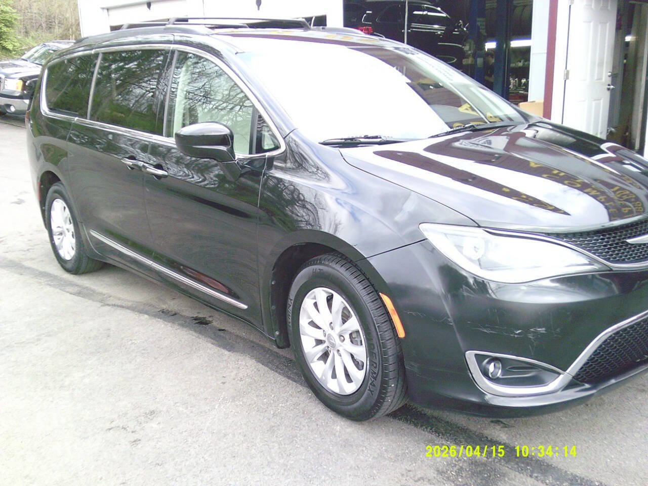 Used 2017 Chrysler Pacifica Touring-L FWD image 3