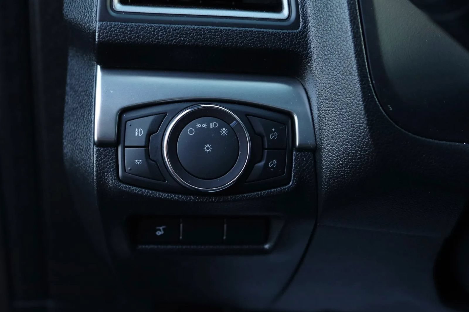 Used 2018 Ford Explorer XLT w/ Equipment Group 201A FWD image 17