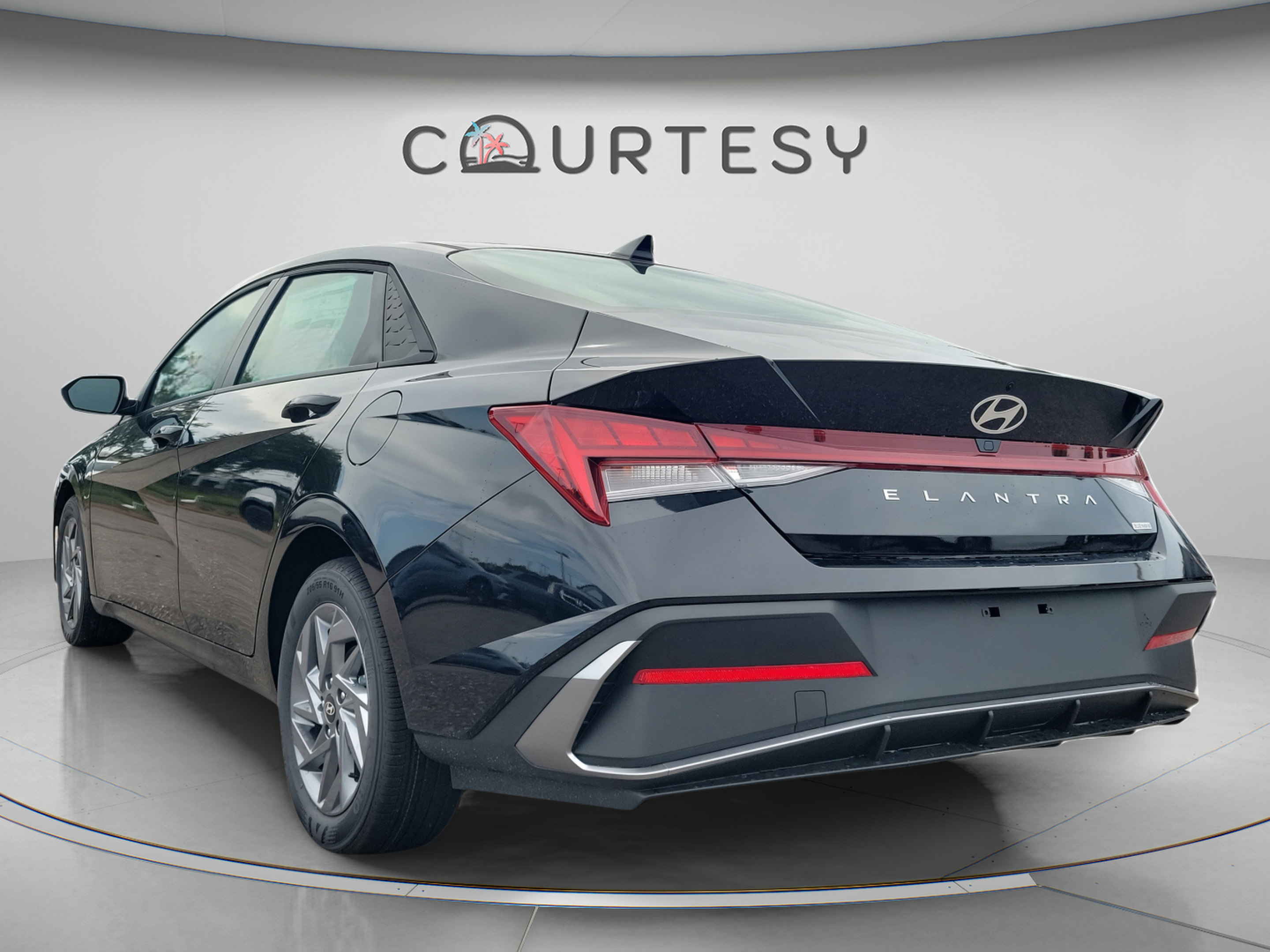 Certified 2025 Hyundai Elantra Hybrid FWD image 3