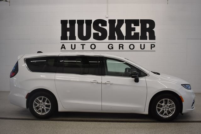 Used 2024 Chrysler Pacifica Touring-L FWD image 2