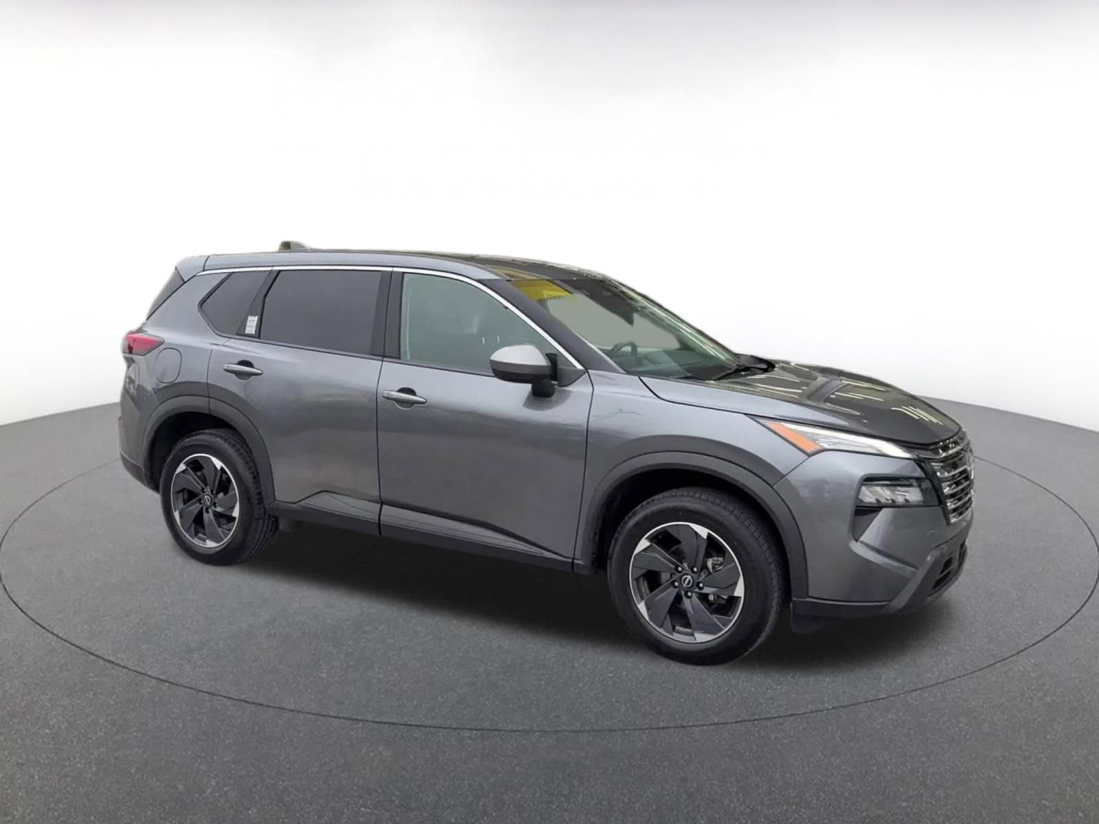 Used 2025 Nissan Rogue SV image 2
