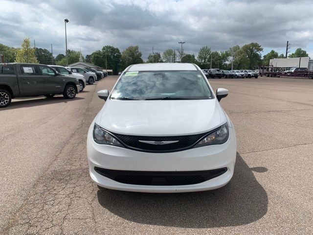 Used 2023 Chrysler Voyager LX FWD image 2