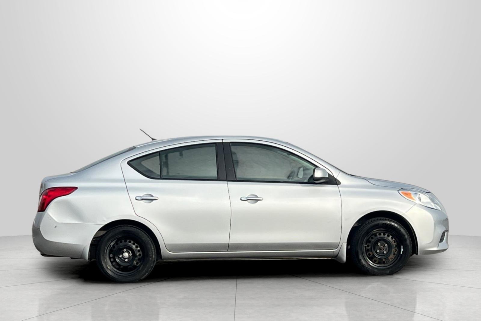 Used 2012 Nissan Versa SV image 3