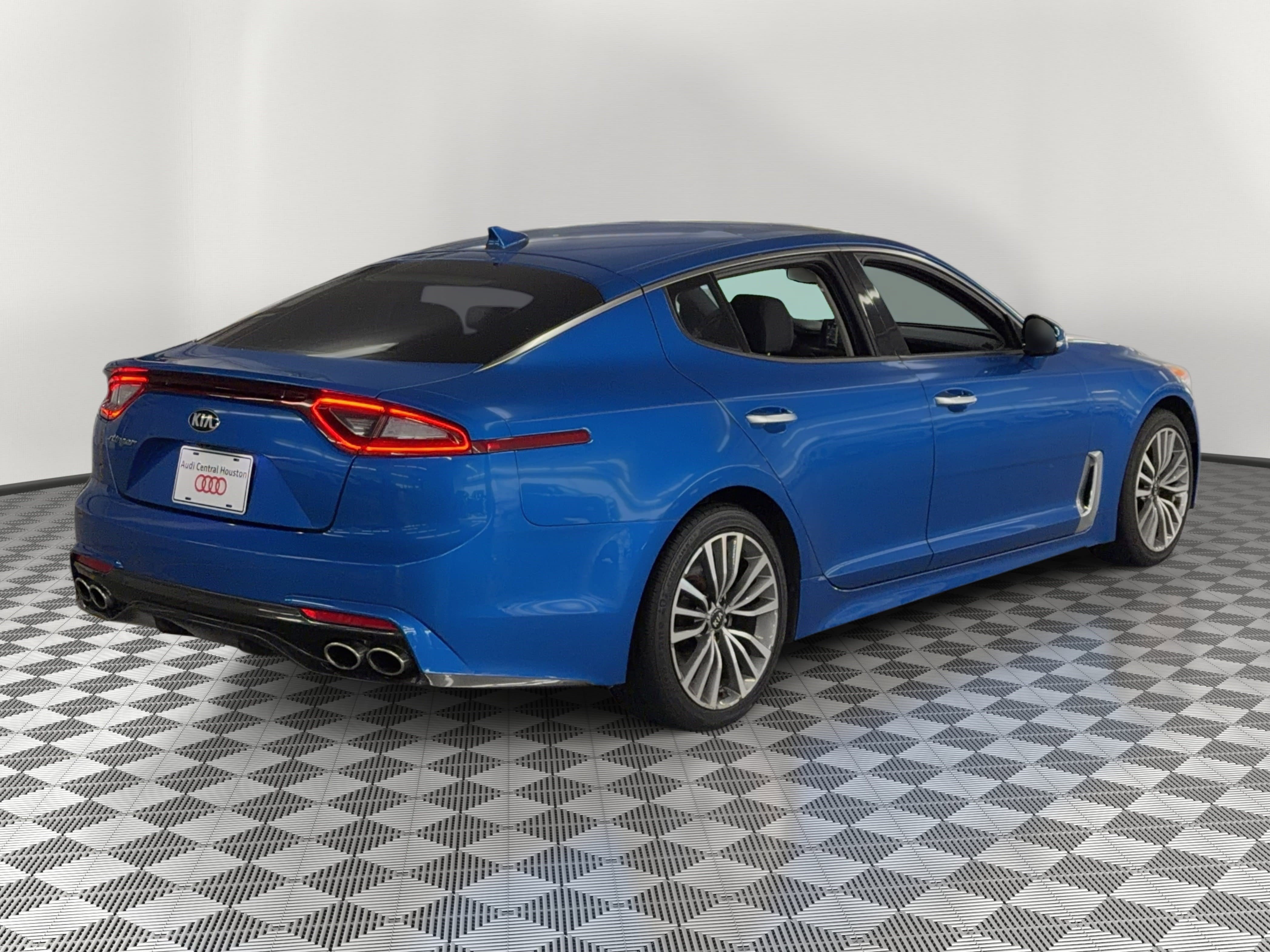 Used 2019 Kia Stinger w/ Sun & Sound Package RWD image 9