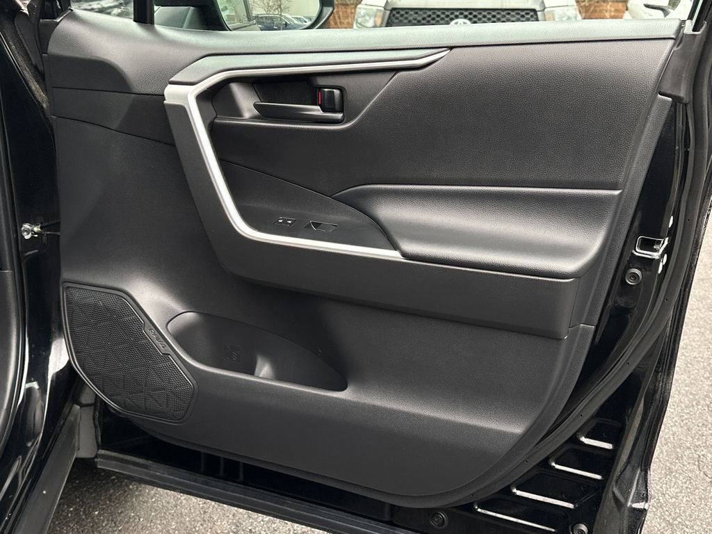 Used 2022 Toyota RAV4 LE image 12