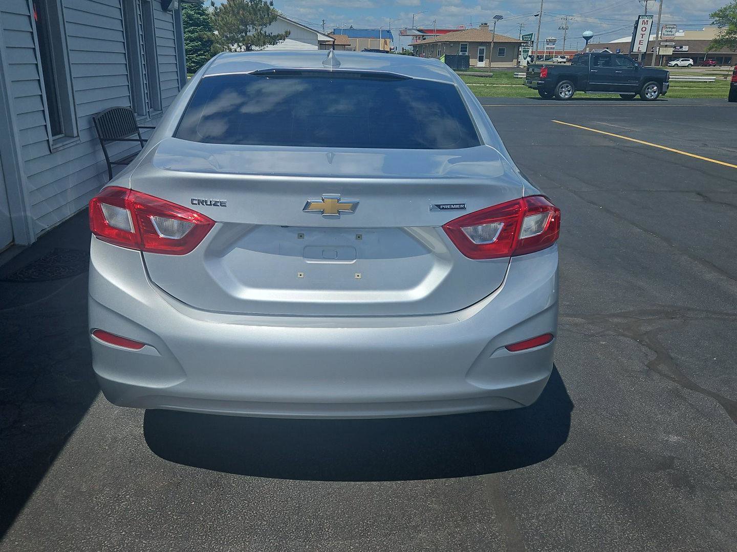 Used 2017 Chevrolet Cruze Premier FWD image 4