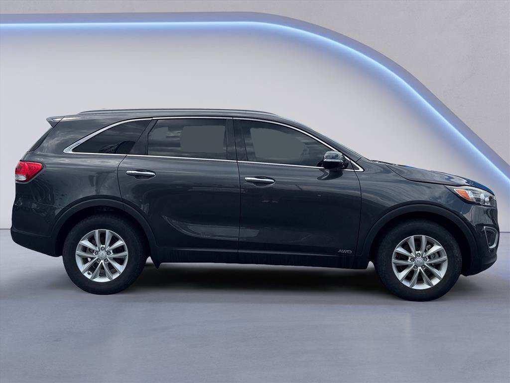 Used 2017 Kia Sorento AWD w/ LX Convenience Package image 2