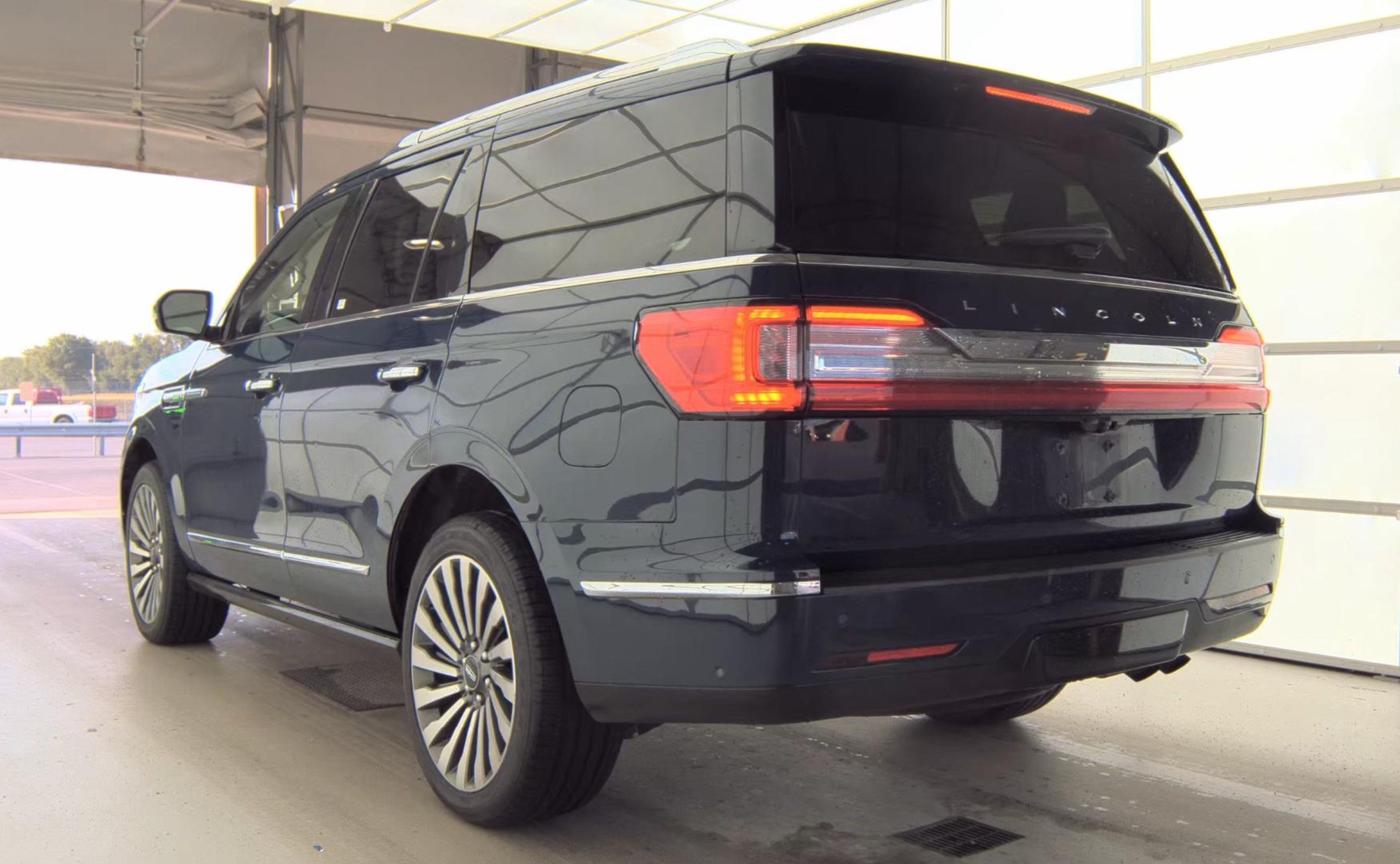 Used 2019 Lincoln Navigator Reserve AWD/4WD image 5