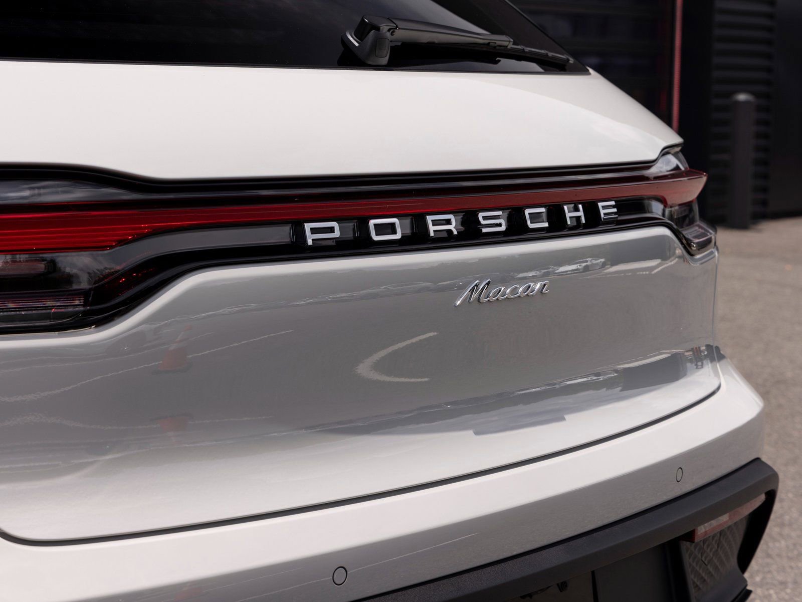 Certified 2025 Porsche Macan image 12