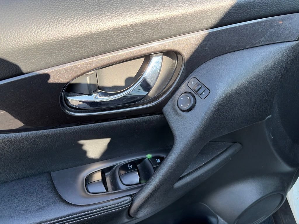 Used 2019 Nissan Rogue SV AWD/4WD image 15