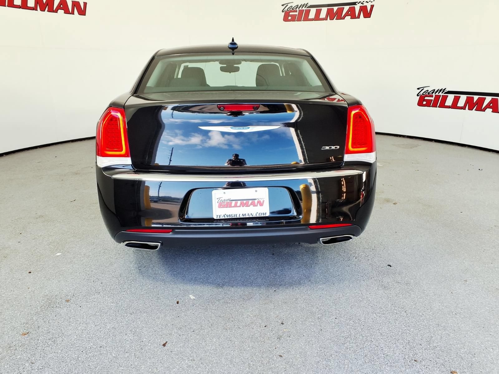 Used 2023 Chrysler 300 Touring RWD image 7