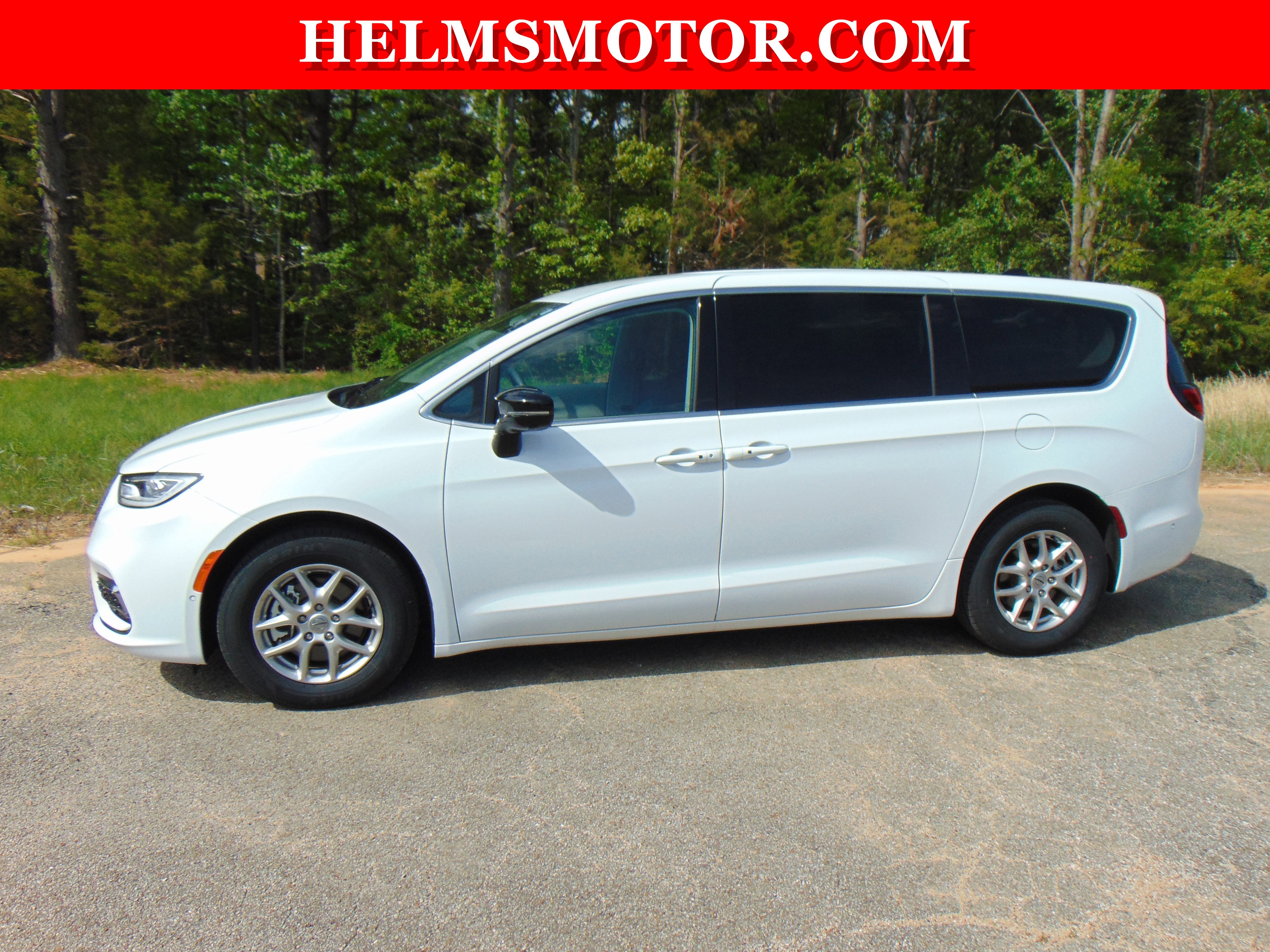 Certified 2024 Chrysler Pacifica Touring-L FWD image 2