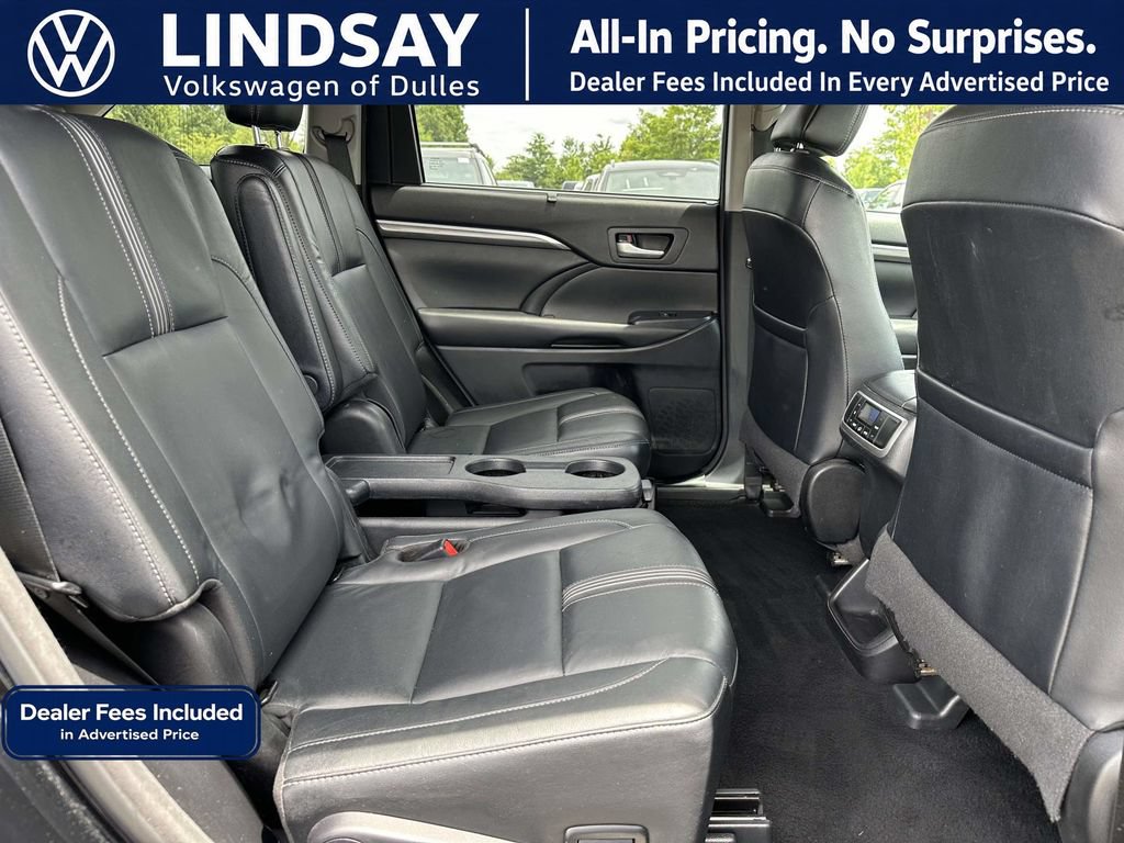 Used 2018 Toyota Highlander SE w/ Carpet Mat Package (TMS) AWD/4WD image 13