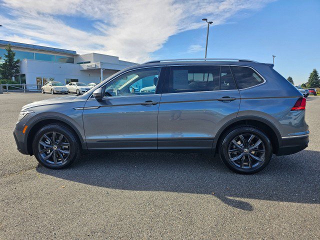 Used 2024 Volkswagen Tiguan SE w/ Panoramic Sunroof Package AWD/4WD image 6