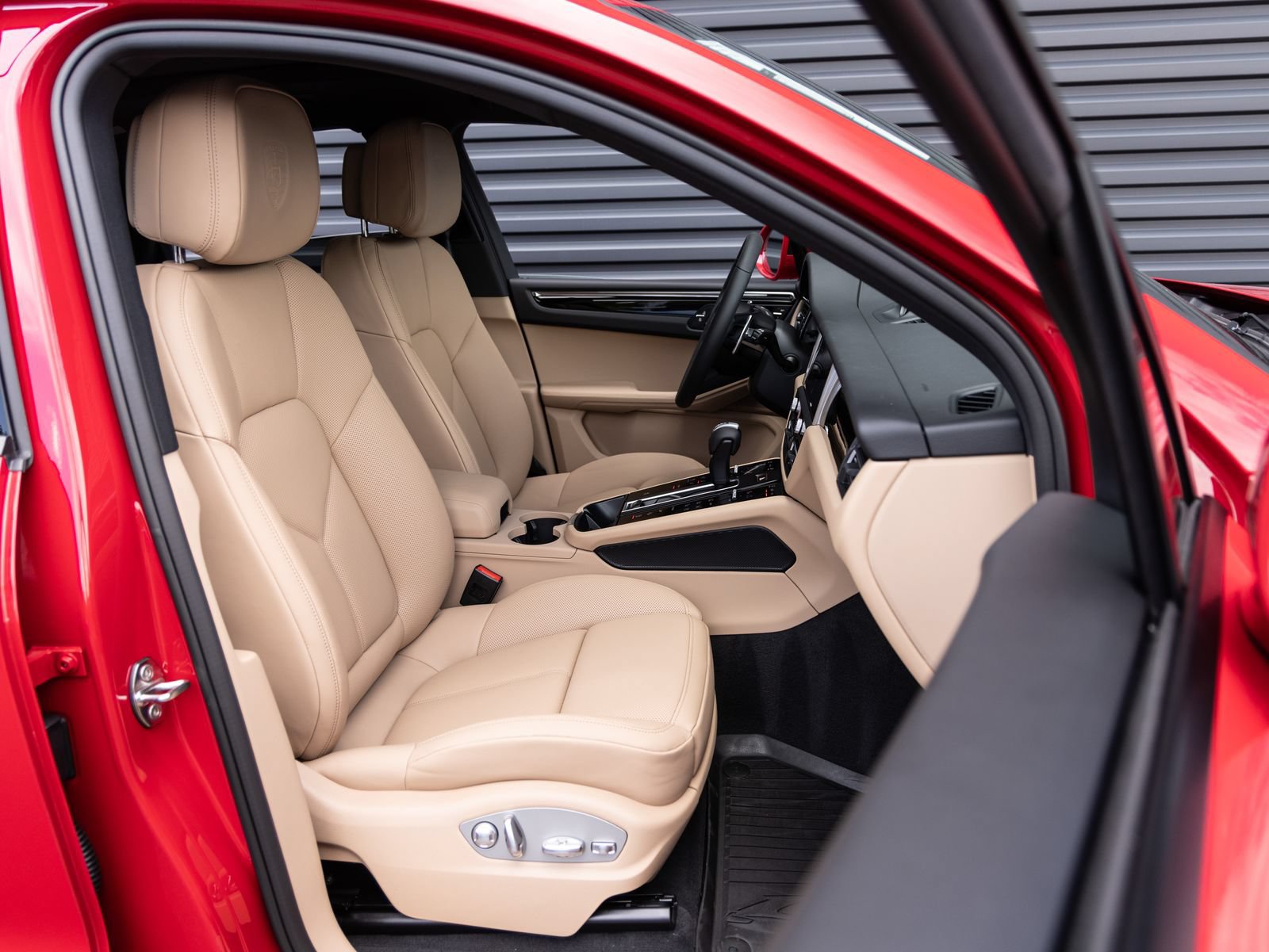 Certified 2026 Porsche Macan AWD/4WD image 33
