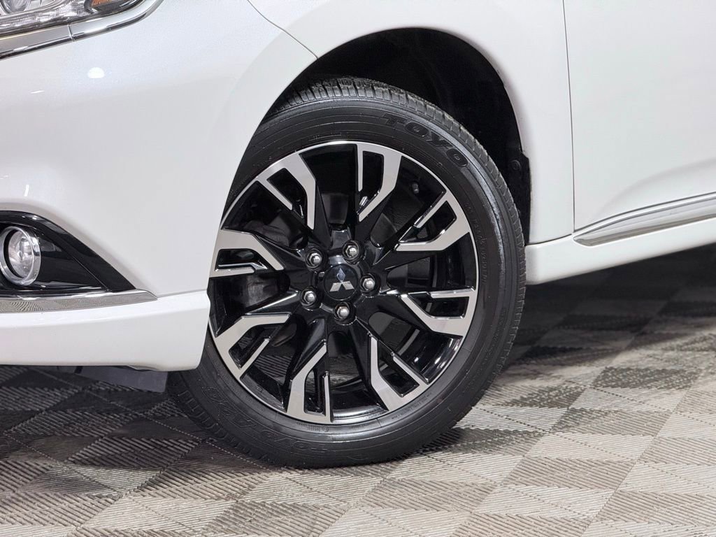 Used 2018 Mitsubishi Outlander SEL image 2