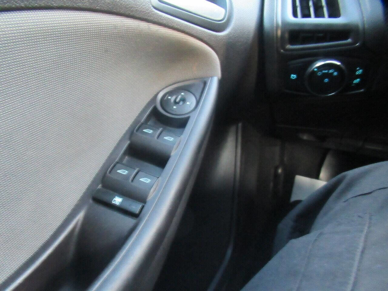 Used 2014 Ford Focus SE image 30