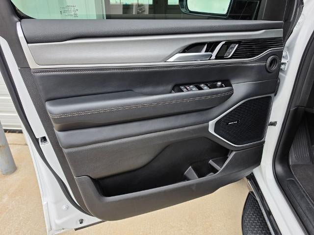Used 2025 Jeep Wagoneer Series II w/ 8-Passenger Seating Package AWD/4WD image 15