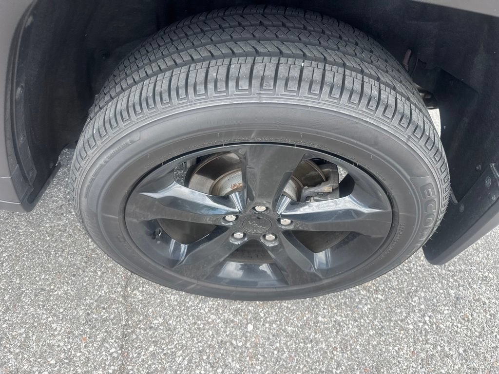 Used 2024 Jeep Grand Cherokee Altitude RWD image 8