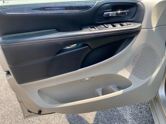Used 2013 Chrysler Town & Country Touring FWD image 13