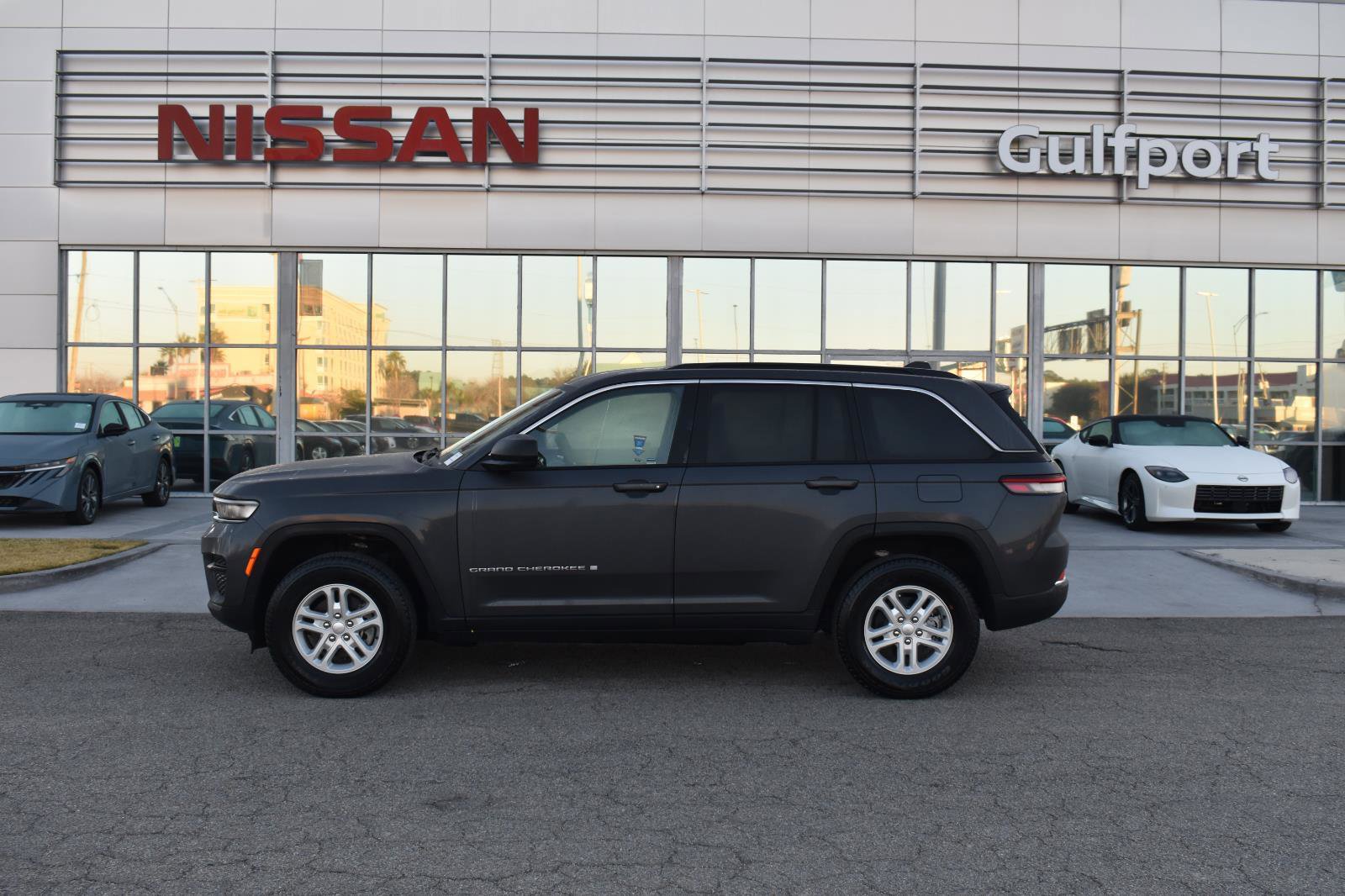 Used 2024 Jeep Grand Cherokee Laredo w/ Trailer Tow Package image 3