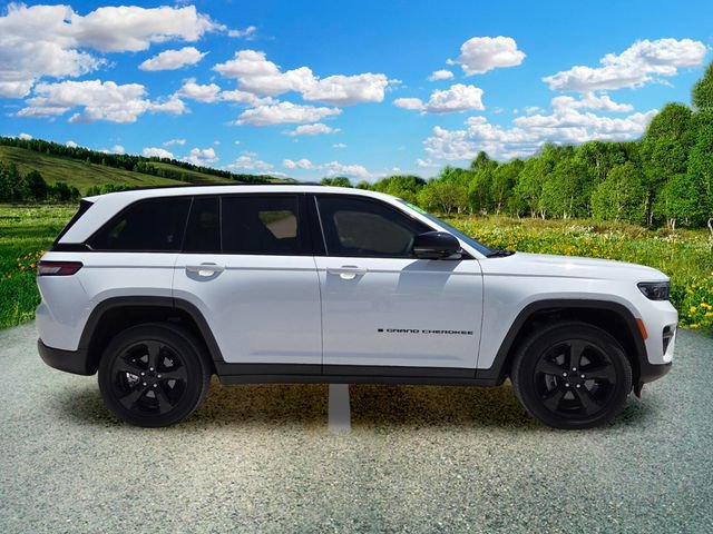 Used 2023 Jeep Grand Cherokee Altitude AWD/4WD image 7