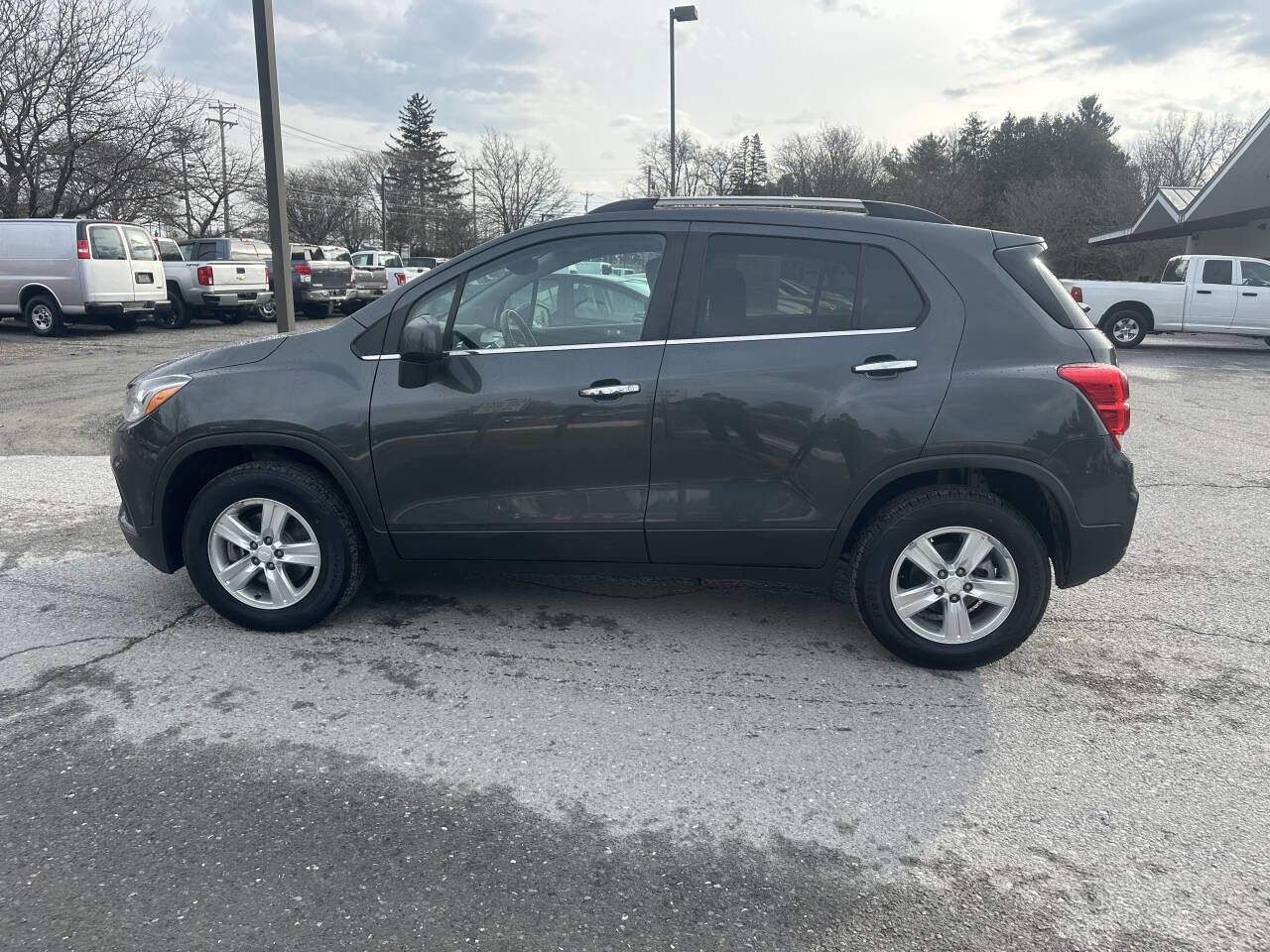 Used 2020 Chevrolet Trax LT w/ LT Convenience Package AWD/4WD image 2