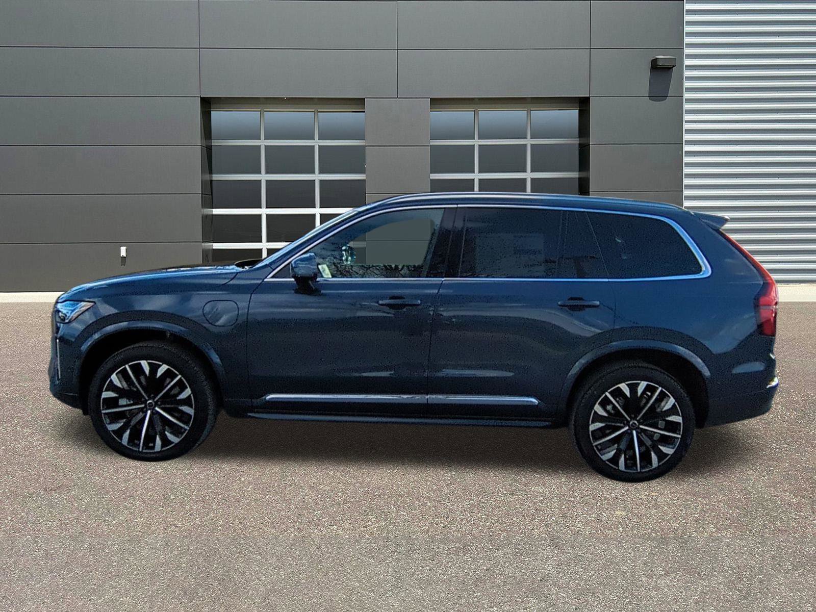 New 2026 Volvo XC90 T8 Plus w/ Protection Package Premier AWD/4WD image 4