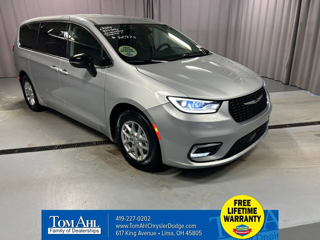 Used 2024 Chrysler Pacifica Touring-L image 1