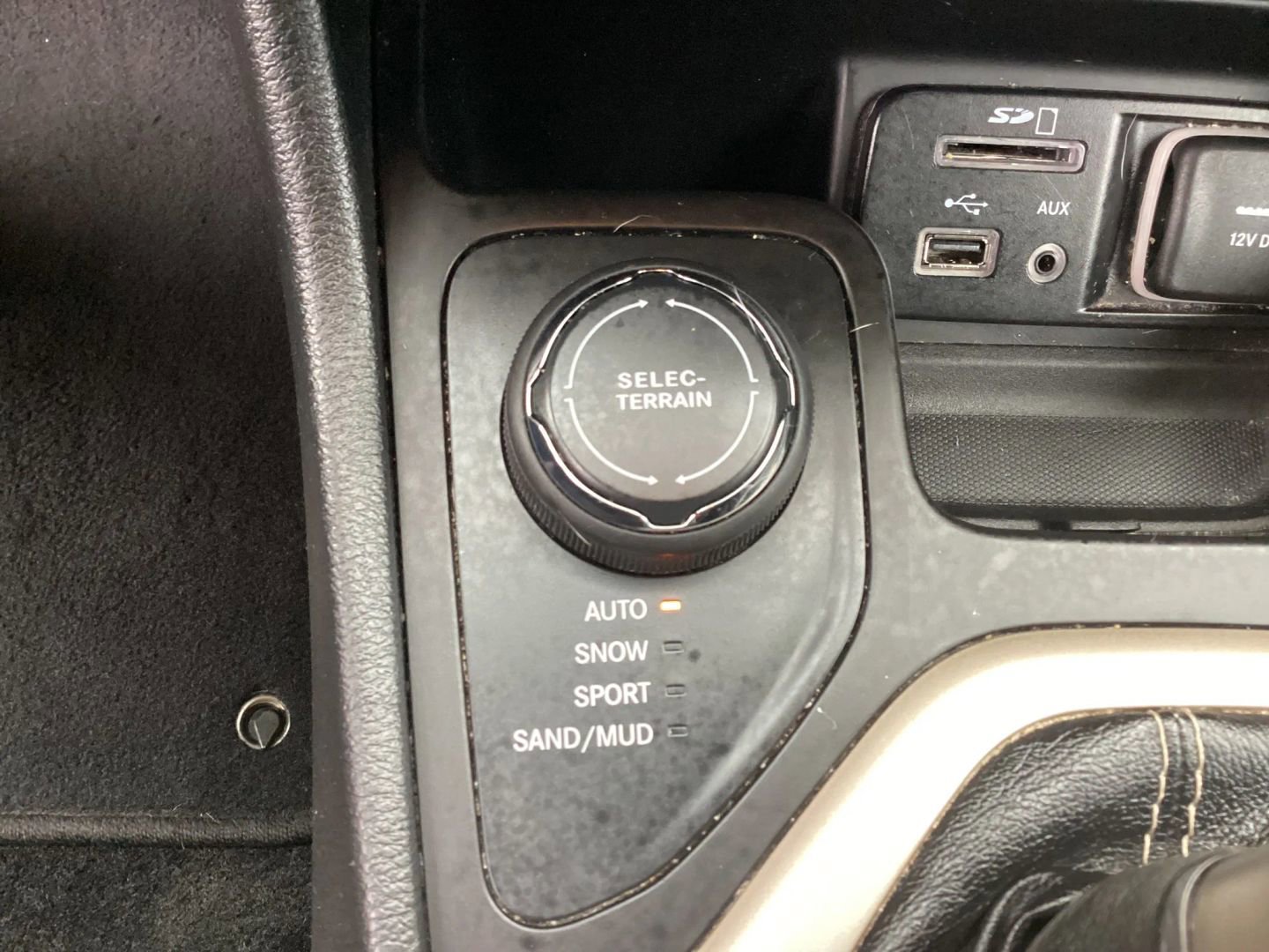 Used 2015 Jeep Cherokee Latitude AWD/4WD image 31