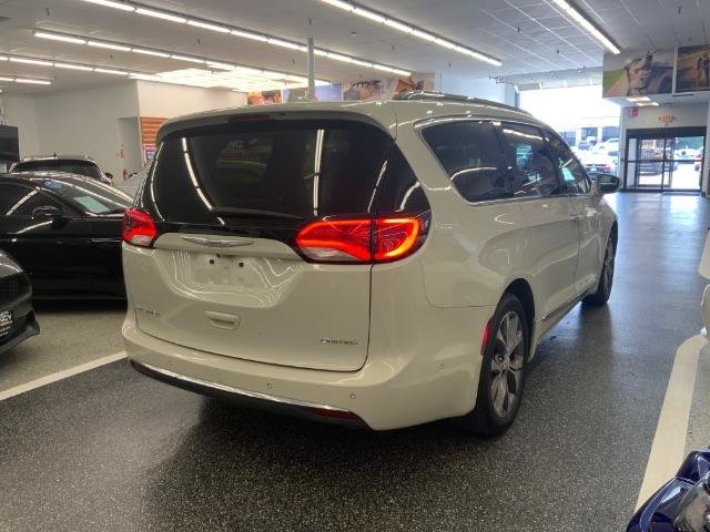 Used 2019 Chrysler Pacifica Limited w/ Tire & Wheel Group FWD image 5