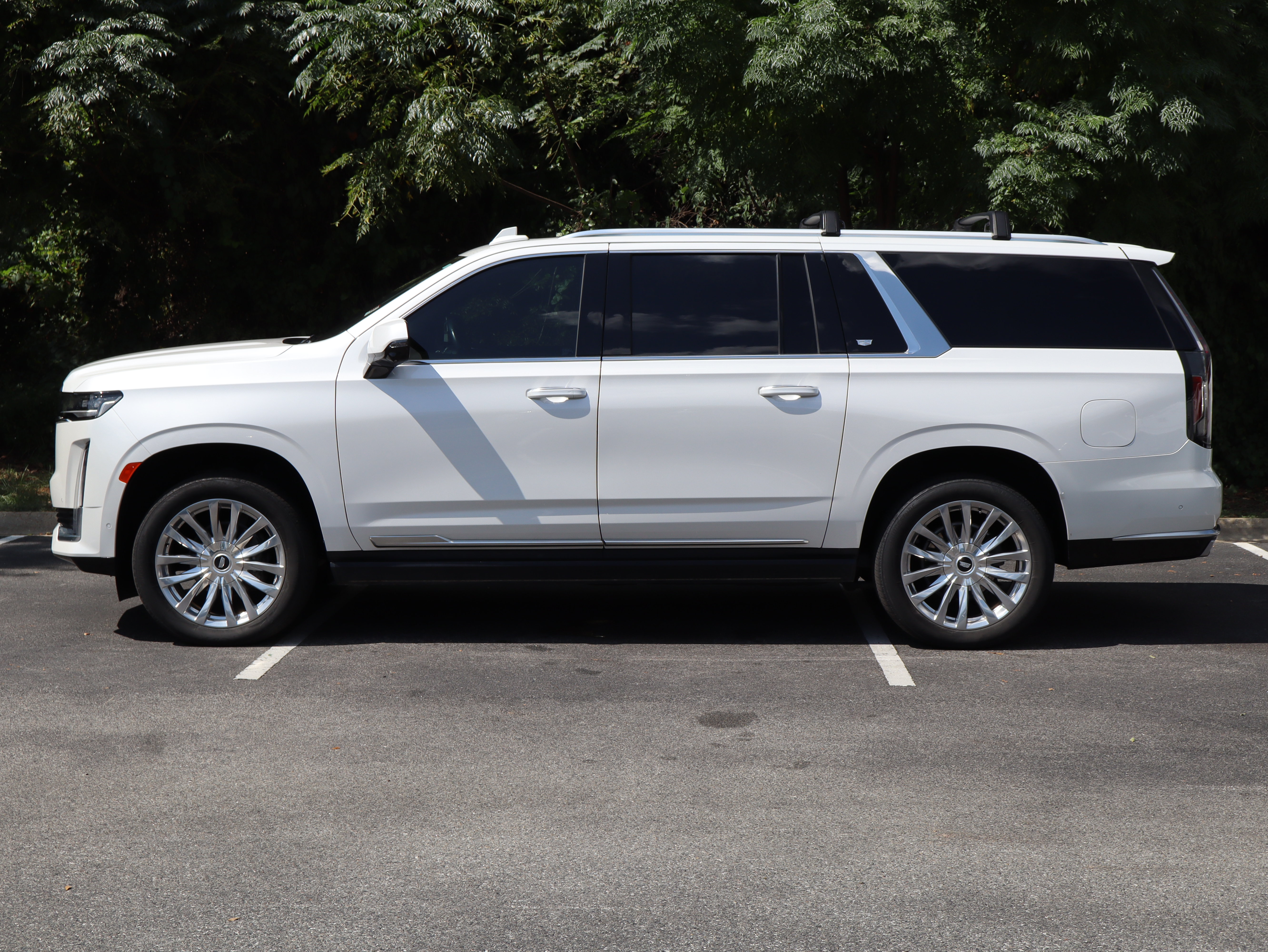 Used 2023 Cadillac Escalade ESV Premium Luxury w/ Performance Package AWD/4WD image 3